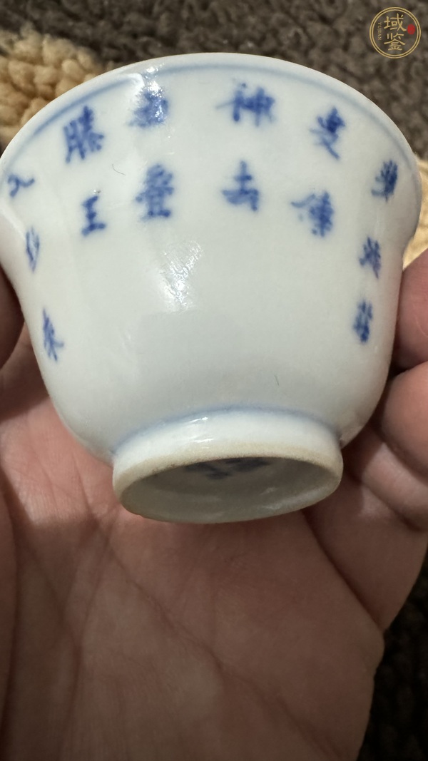 古玩陶瓷蝶紋青花杯真品鑒賞圖