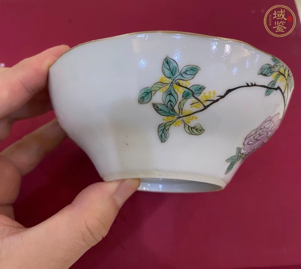 古玩陶瓷粉彩花卉折沿碗真品鑒賞圖