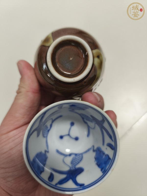 古玩陶瓷外紫金釉內(nèi)青花魚藻紋杯真品鑒賞圖