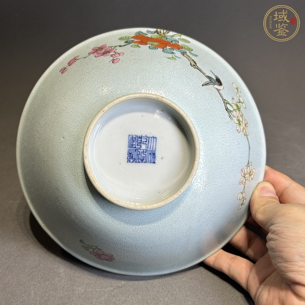 古玩陶瓷松石綠粉彩軋道花鳥紋茶碗真品鑒賞圖