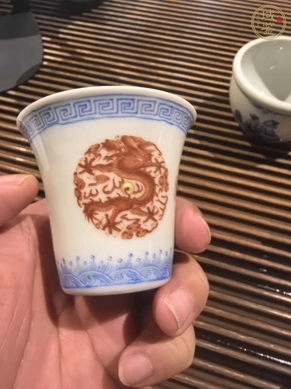 古玩陶瓷料彩團龍紋馬蹄杯真品鑒賞圖