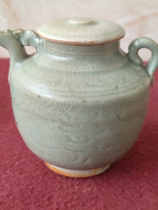 古玩陶瓷龍泉青瓷刻花執(zhí)壺拍賣,當(dāng)前價(jià)格8600元