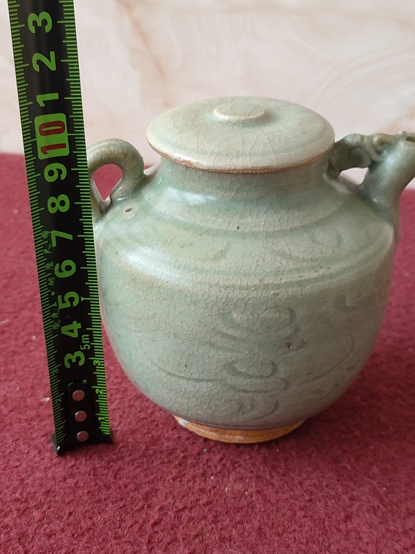 古玩陶瓷龍泉青瓷刻花執(zhí)壺拍賣,當(dāng)前價(jià)格8600元