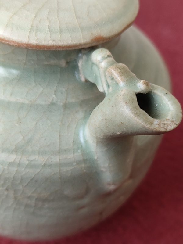 古玩陶瓷龍泉青瓷刻花執(zhí)壺拍賣,當(dāng)前價(jià)格8600元