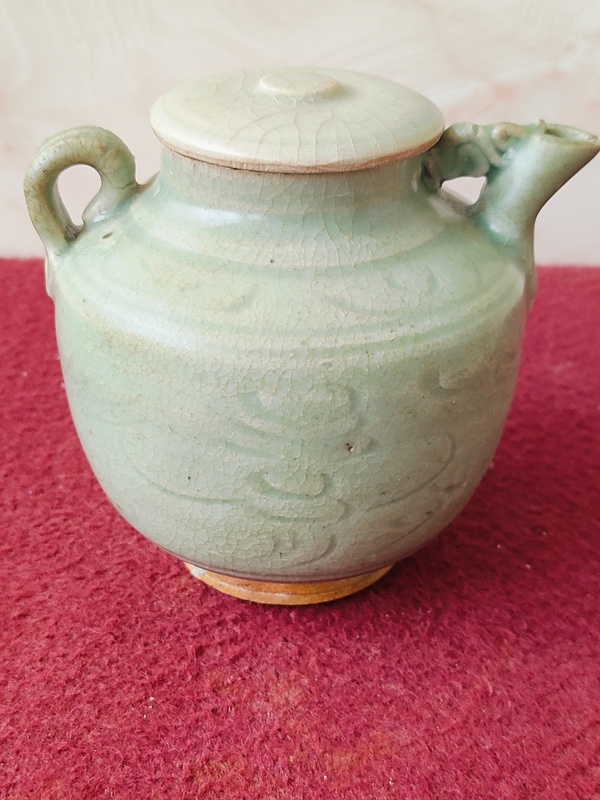 古玩陶瓷龍泉青瓷刻花執(zhí)壺拍賣,當(dāng)前價(jià)格8600元