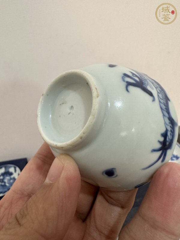 古玩陶瓷過(guò)墻龍紋青花杯真品鑒賞圖