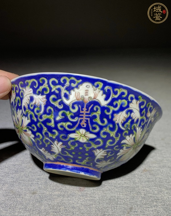 古玩陶瓷藍(lán)地粉彩寶相花紋碗真品鑒賞圖