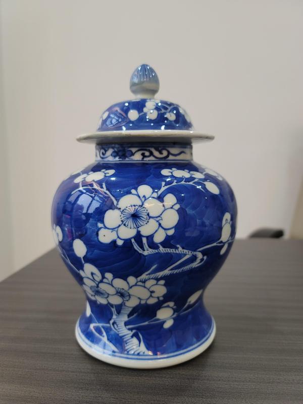 古玩轉(zhuǎn)賣青花留白冰梅紋將軍罐拍賣，當(dāng)前價格0元