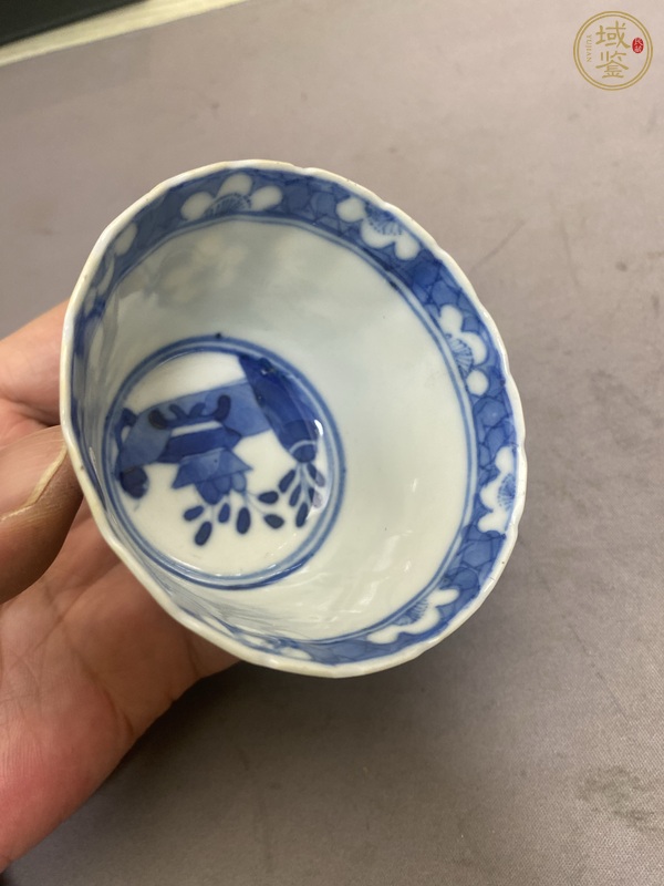 古玩陶瓷青花博古冰梅圖花口杯真品鑒賞圖