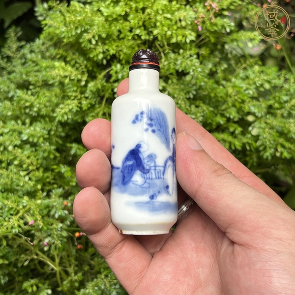 古玩陶瓷人物紋青花鼻煙壺真品鑒賞圖