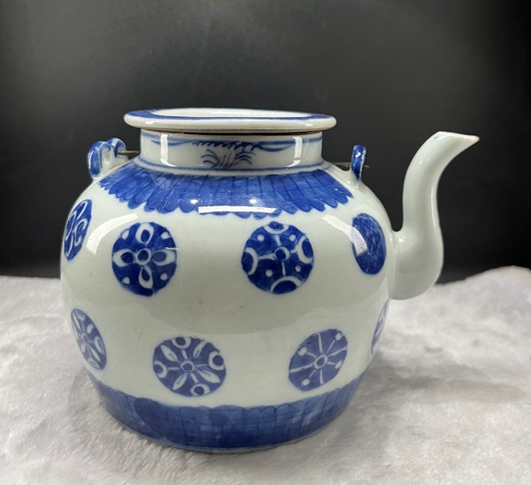 古玩陶瓷青花皮球花卉紋提梁壺拍賣,當前價格5600元