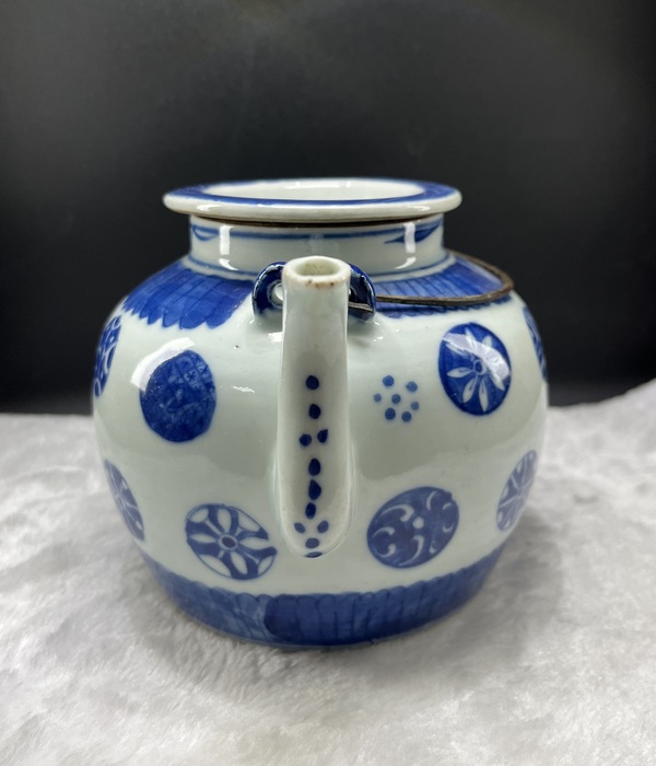 古玩陶瓷青花皮球花卉紋提梁壺拍賣,當前價格5600元