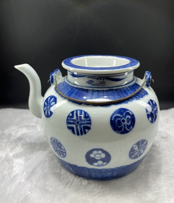 古玩陶瓷青花皮球花卉紋提梁壺拍賣,當前價格5600元