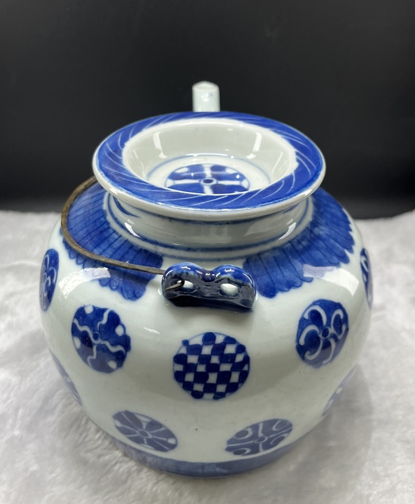 古玩陶瓷青花皮球花卉紋提梁壺拍賣,當前價格5600元