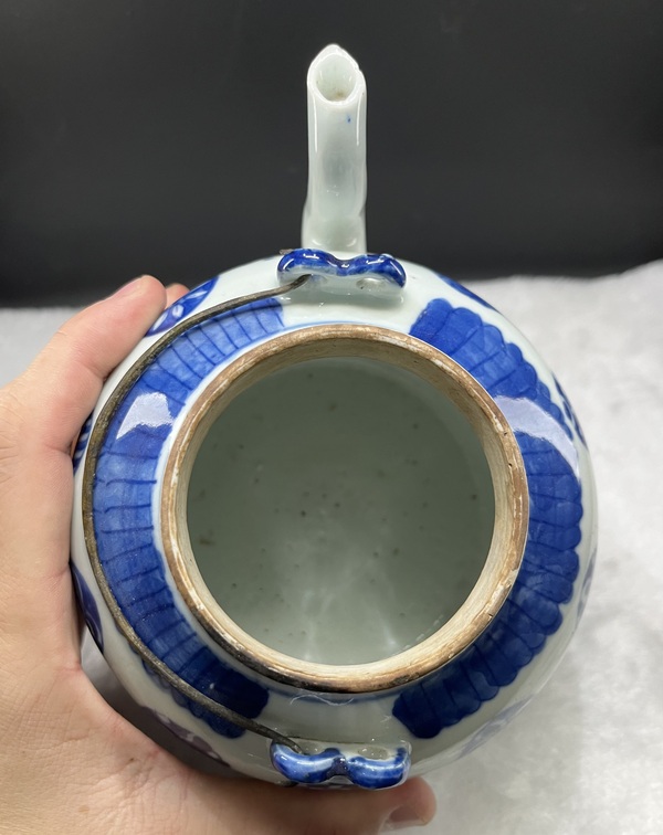 古玩陶瓷青花皮球花卉紋提梁壺拍賣,當前價格5600元