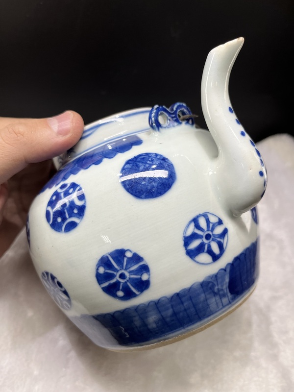 古玩陶瓷青花皮球花卉紋提梁壺拍賣,當前價格5600元