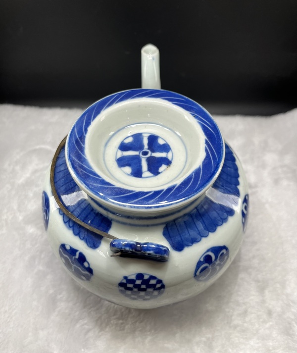 古玩陶瓷青花皮球花卉紋提梁壺拍賣,當前價格5600元