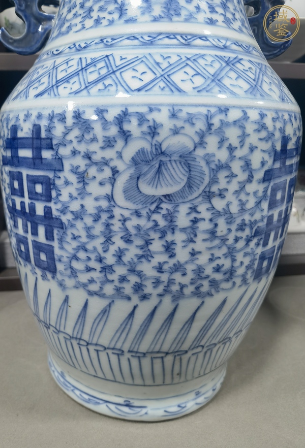 古玩陶瓷青花淡描花卉紋喜字盤口瓶真品鑒賞圖