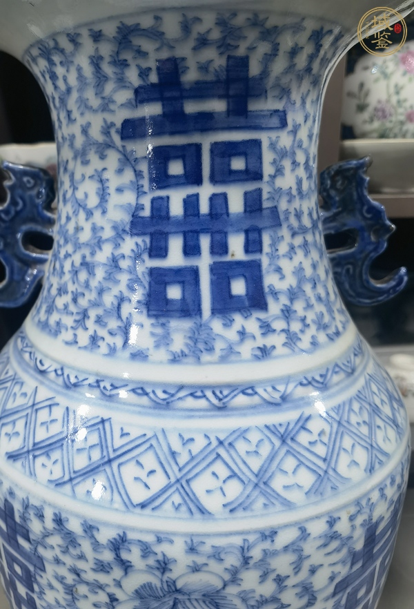 古玩陶瓷青花淡描花卉紋喜字盤口瓶真品鑒賞圖