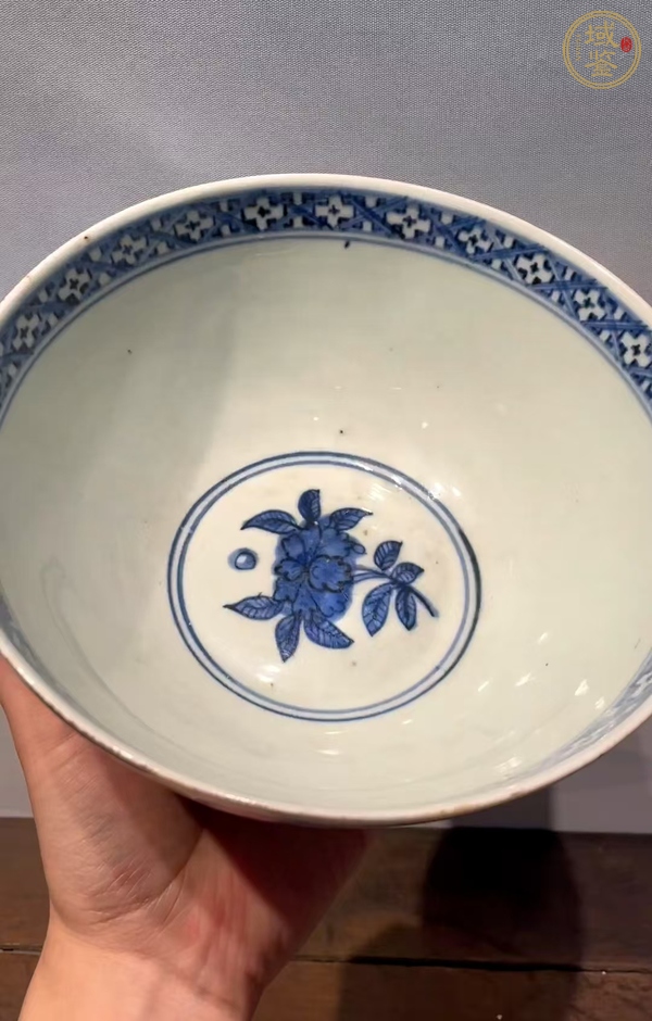 古玩陶瓷花卉紋青花碗真品鑒賞圖