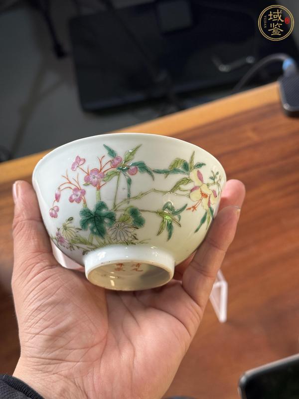 古玩陶瓷粉彩花卉紋茶碗真品鑒賞圖