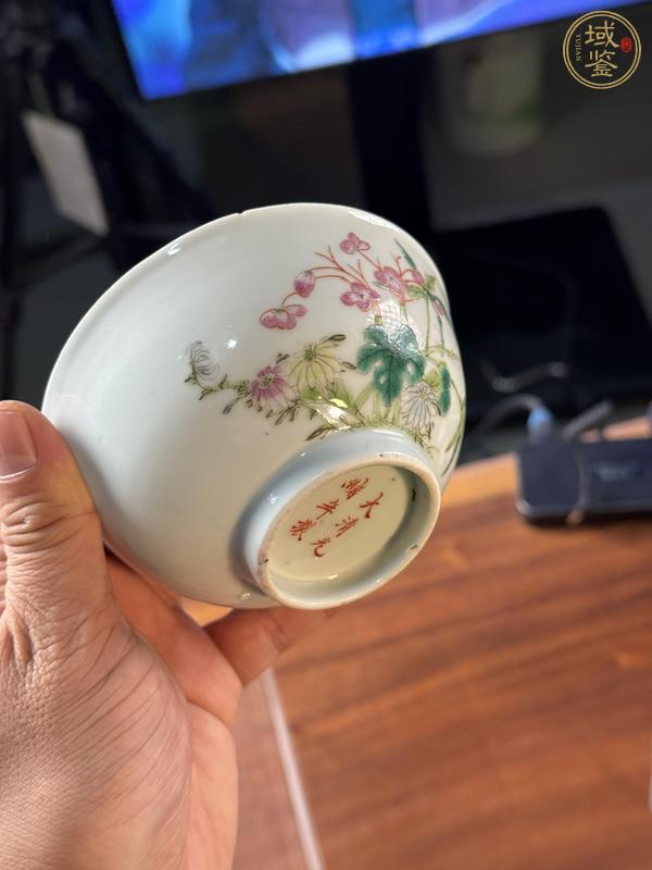 古玩陶瓷粉彩花卉紋茶碗真品鑒賞圖