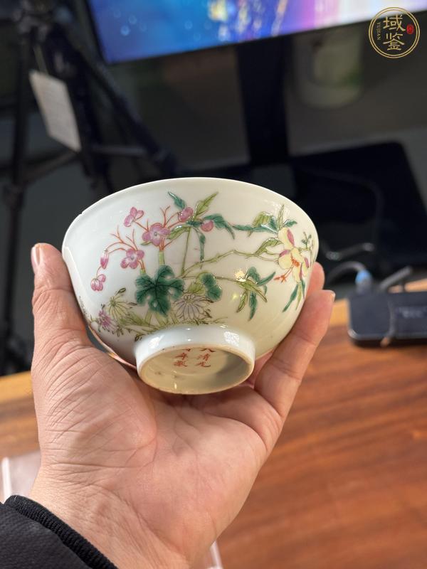 古玩陶瓷粉彩花卉紋茶碗真品鑒賞圖