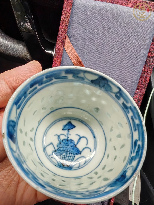 古玩陶瓷玲瓏瓷青花杯真品鑒賞圖