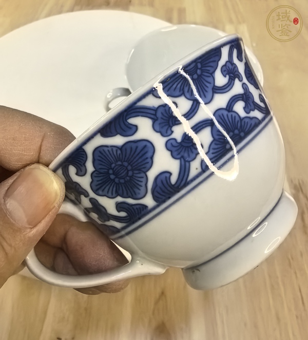 古玩陶瓷青花纏枝紋手把杯真品鑒賞圖