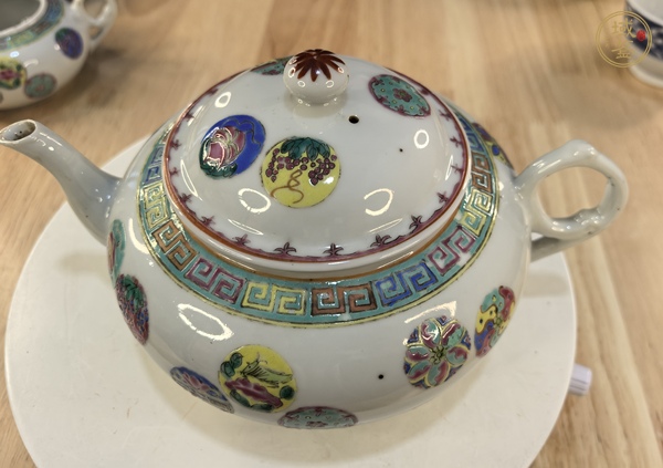 古玩陶瓷皮球花粉彩執(zhí)壺真品鑒賞圖