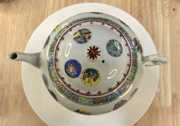 古玩陶瓷皮球花粉彩執(zhí)壺真品鑒賞圖