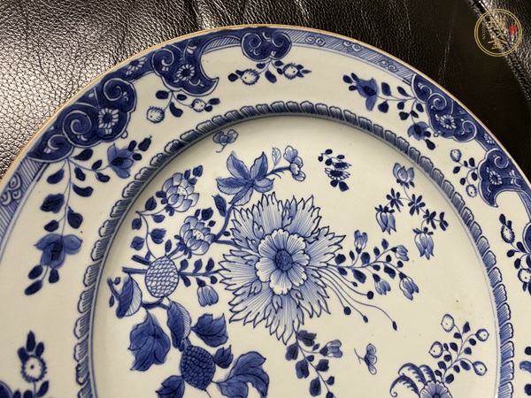 古玩陶瓷花卉紋青花盤真品鑒賞圖