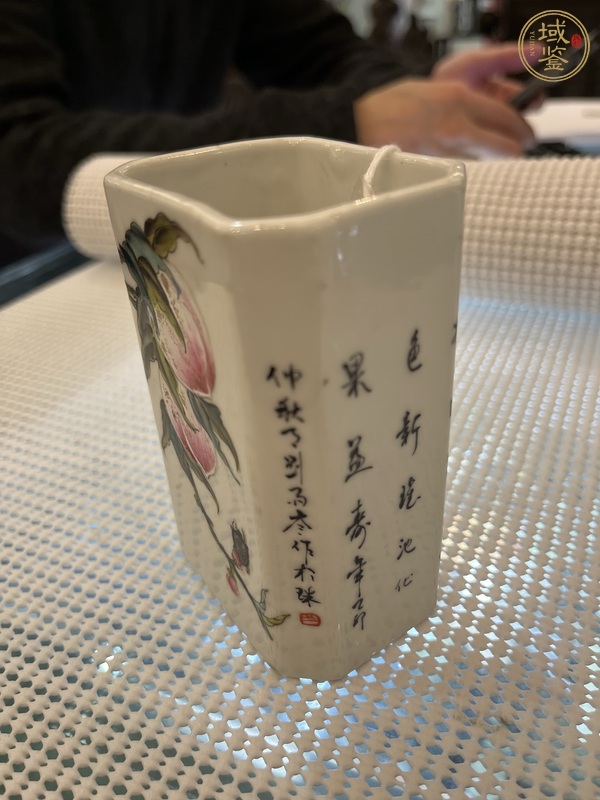 古玩陶瓷粉彩壽桃花卉紋筆筒真品鑒賞圖