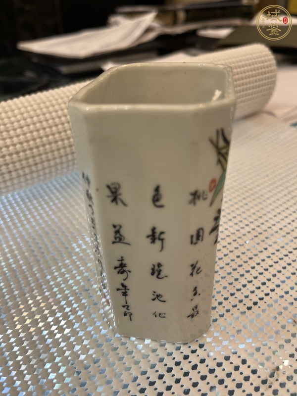 古玩陶瓷粉彩壽桃花卉紋筆筒真品鑒賞圖