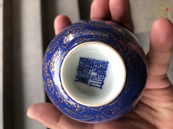 古玩陶瓷日本明治霽藍(lán)釉描金龍紋茶碗真品鑒賞圖