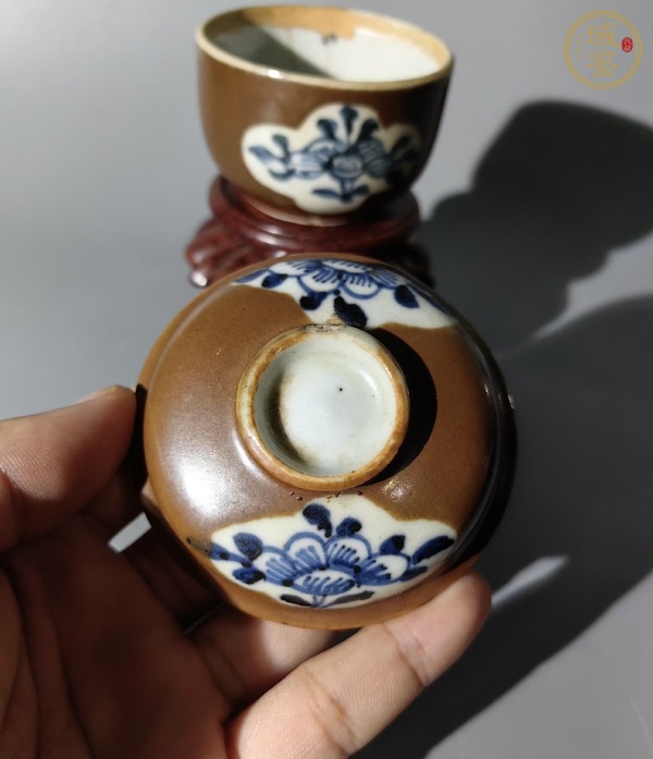 古玩陶瓷紫金釉開光花卉紋青花蓋缸真品鑒賞圖