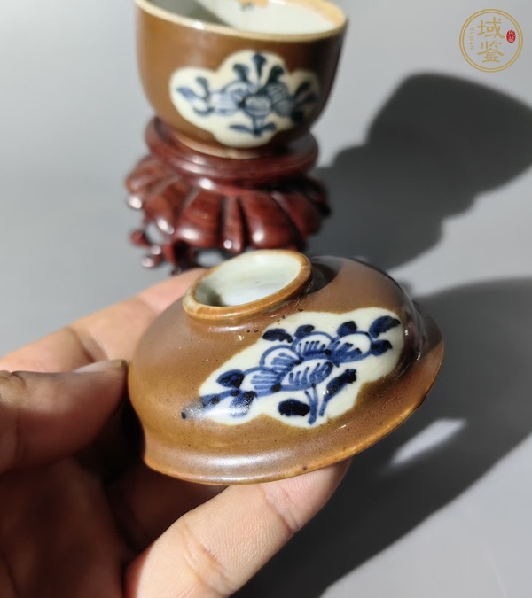 古玩陶瓷紫金釉開光花卉紋青花蓋缸真品鑒賞圖