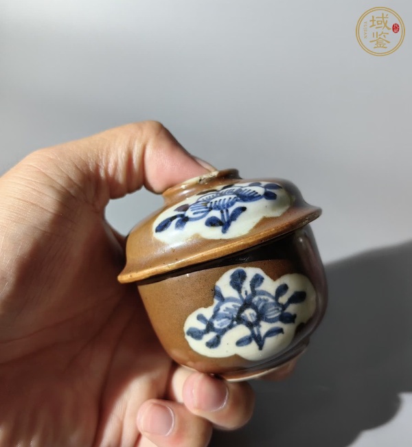 古玩陶瓷紫金釉開光花卉紋青花蓋缸真品鑒賞圖