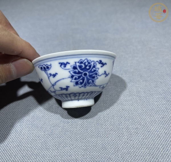 古玩陶瓷青花纏枝花卉杯真品鑒賞圖