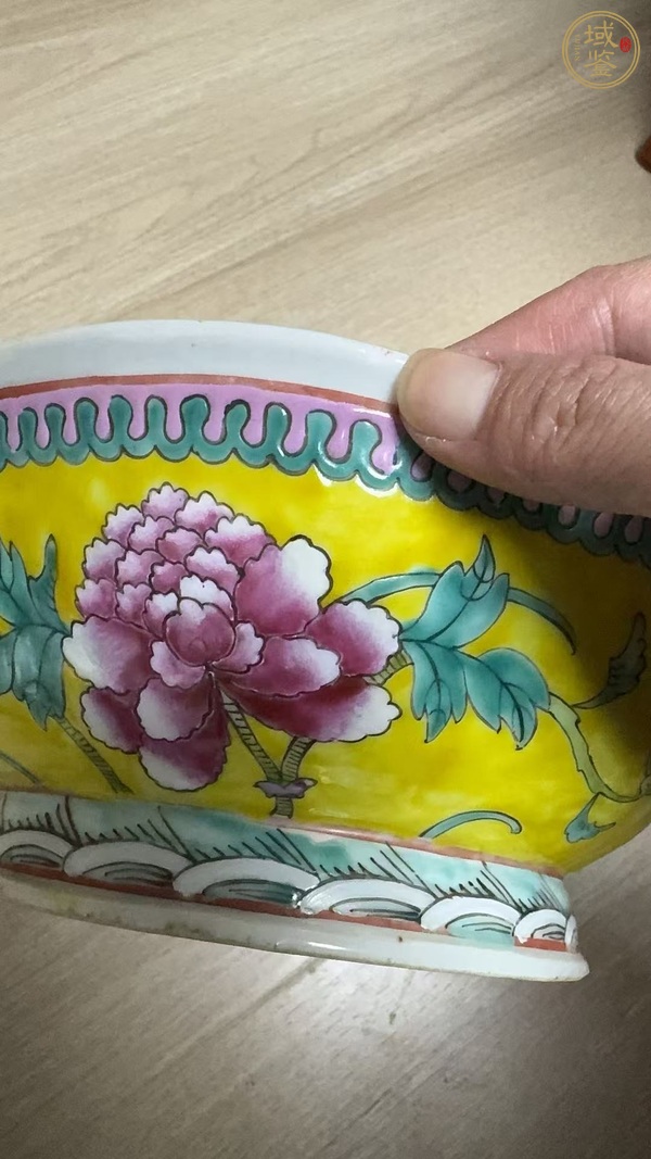 古玩陶瓷花卉紋粉彩碗真品鑒賞圖