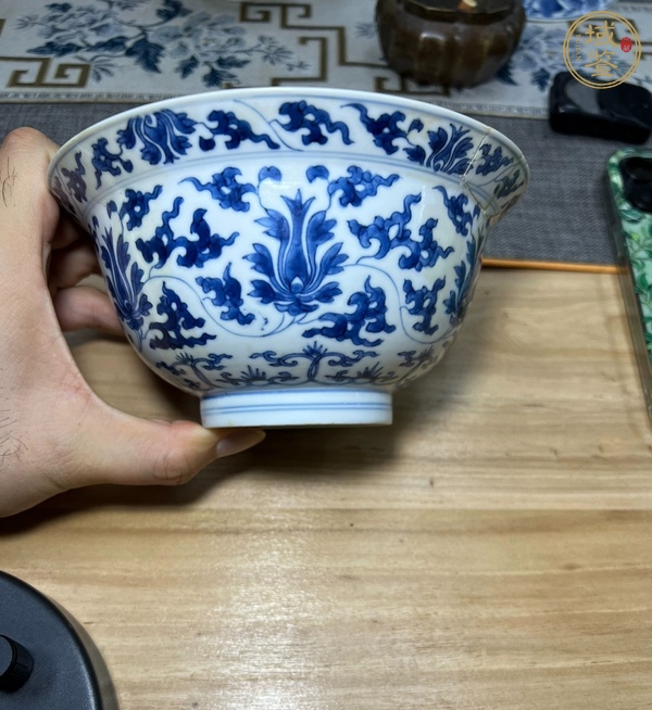 古玩陶瓷花卉紋青花碗真品鑒賞圖