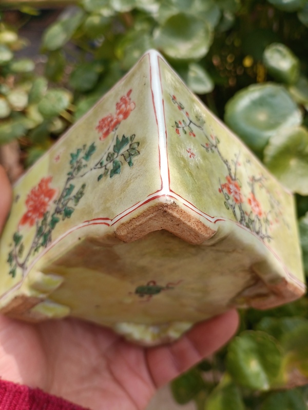 古玩陶瓷黃地五彩四季花卉紋調色盤拍賣，當前價格0元