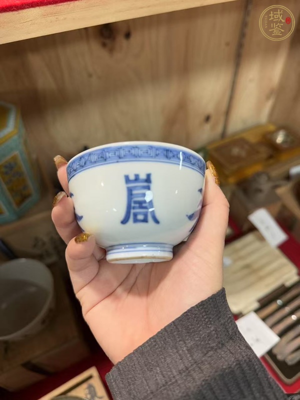 古玩陶瓷花果壽字紋青花杯真品鑒賞圖