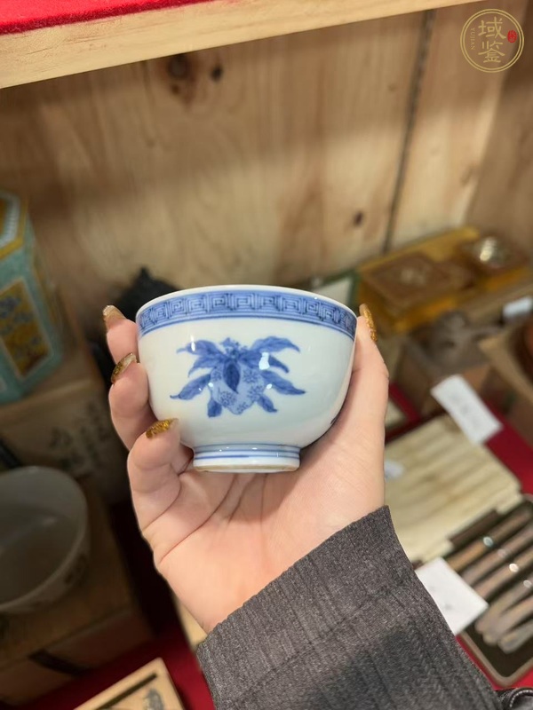 古玩陶瓷花果壽字紋青花杯真品鑒賞圖