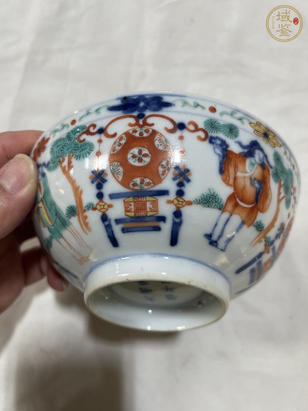 古玩陶瓷青花五彩人物碗真品鑒賞圖