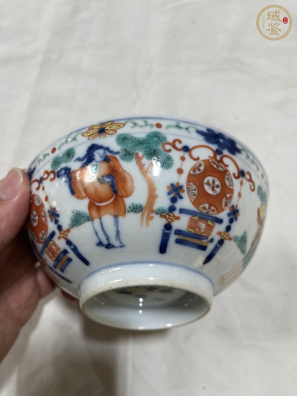 古玩陶瓷青花五彩人物碗真品鑒賞圖