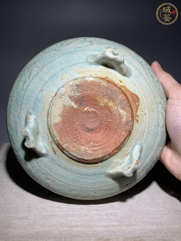 古玩陶瓷龍泉青瓷刻花三足爐真品鑒賞圖