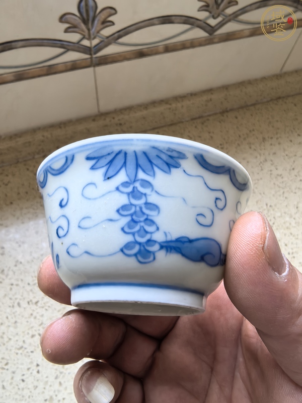 古玩陶瓷松鼠葡萄紋青花杯盤真品鑒賞圖