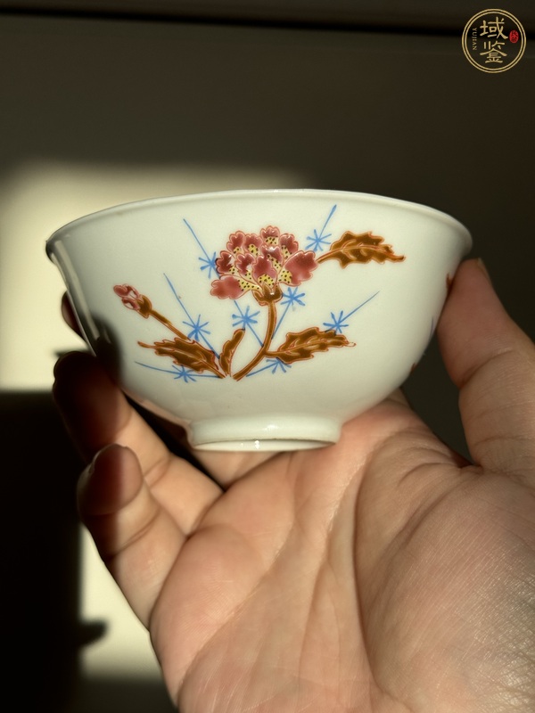 古玩陶瓷粉彩花卉紋茶碗真品鑒賞圖