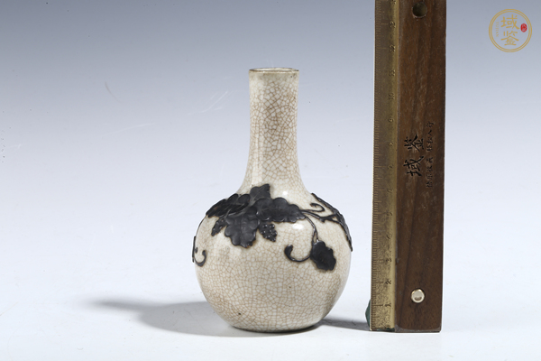 古玩陶瓷清晚期·哥釉堆塑鐵骨泥葡萄紋天球瓶真品鑒賞圖